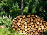 Brennholzlager selber bauen: Kreative DIY-Ideen für den Garten