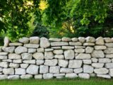 Gartenmauer bauen mit Mauersteinen und Mörtel
