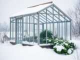 Schnee auf dem Gartengewächshaus – was ist zu tun?