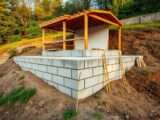 Wie man ein Gartenhaus-Fundament an einer Hanglage baut