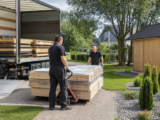 Gartenhaus-Bausatz anliefern, abladen und zum Aufbauplatz bringen – Ratgeber zu Anlieferung, Entladung und Transportwege für Gartenhaus-Bausätze