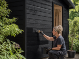 Schwarze Holzfassaden am Gartenhaus pflegen und ausbessern