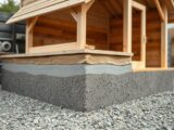 Was kommt zwischen Fundament und Gartenhaus?